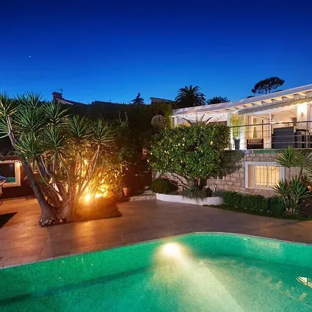 Villa: 15 Mins Walk To & Centre