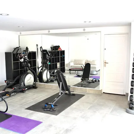 Villa: 15 Mins Walk To & Centre Villa