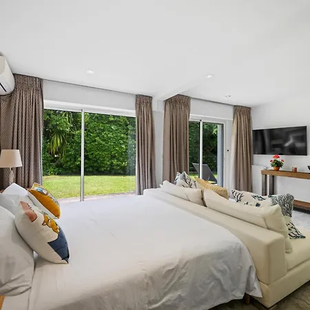 Villa Villa: 15 Mins Walk To & Centre *